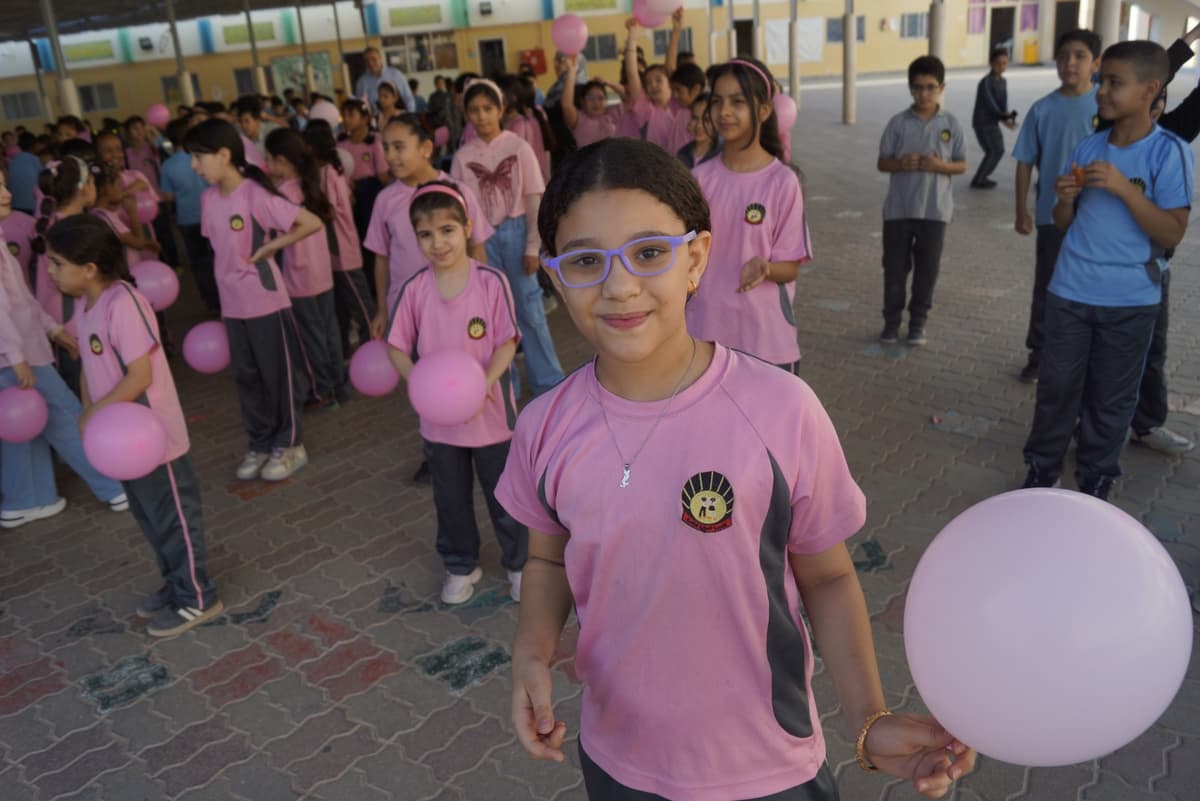 لحظة من مجتمع المدرسة داخل الحرم