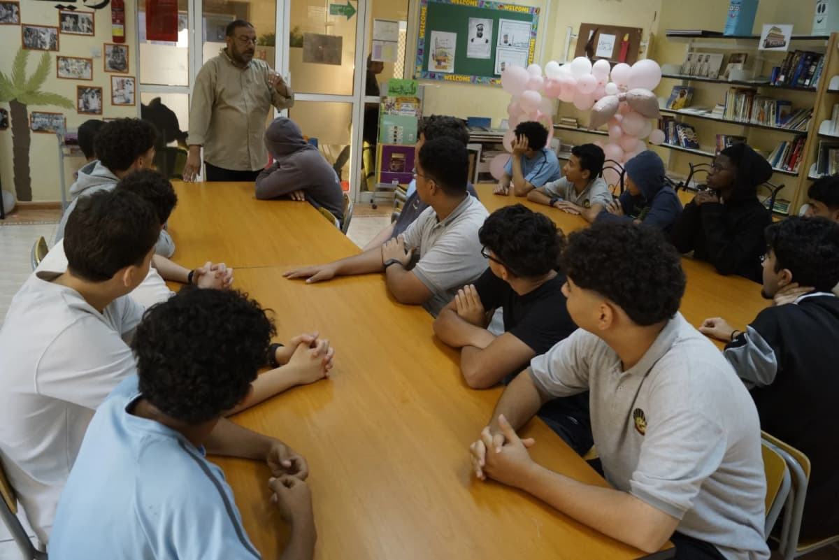 معلمة تجتمع مع الطلاب داخل الصف